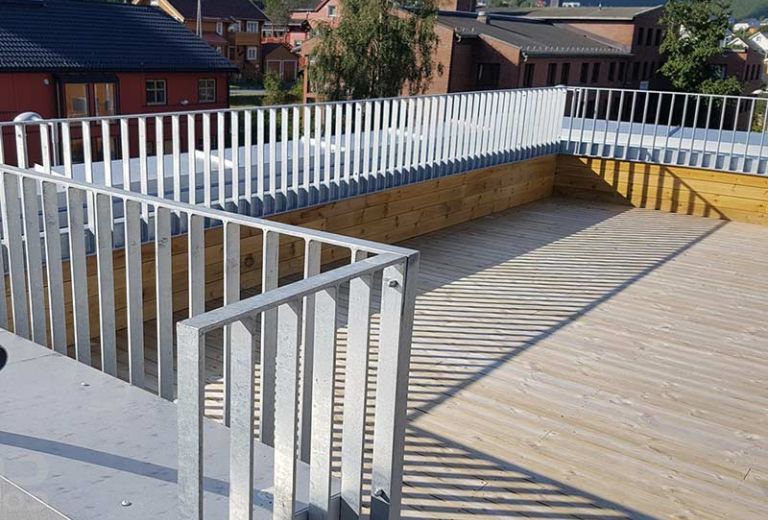 Оцинкованные перила на кровлю