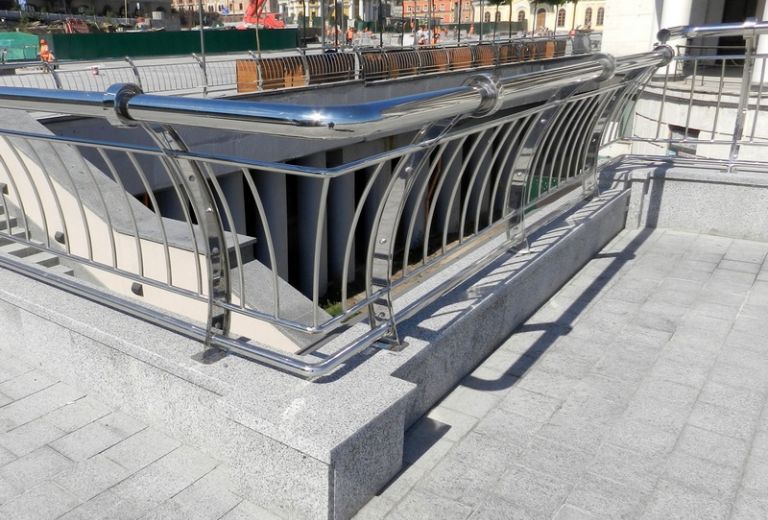 Преимущества ограждений из нержавейки