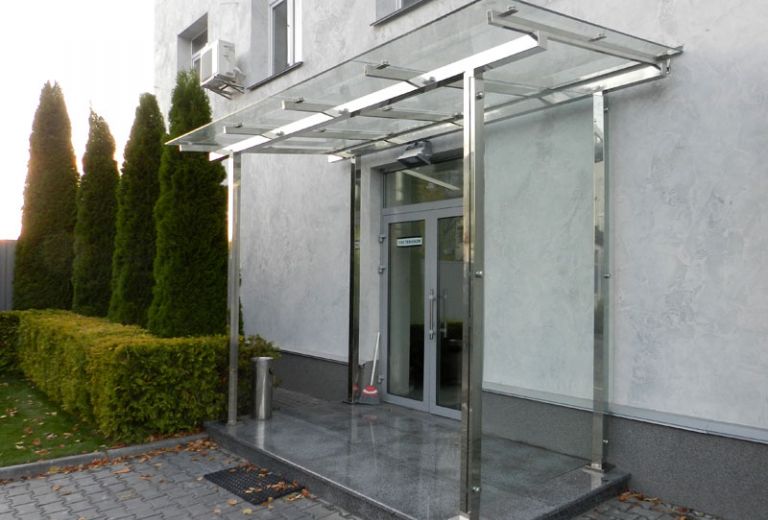 Навес над крыльцом: практичность и эстетика