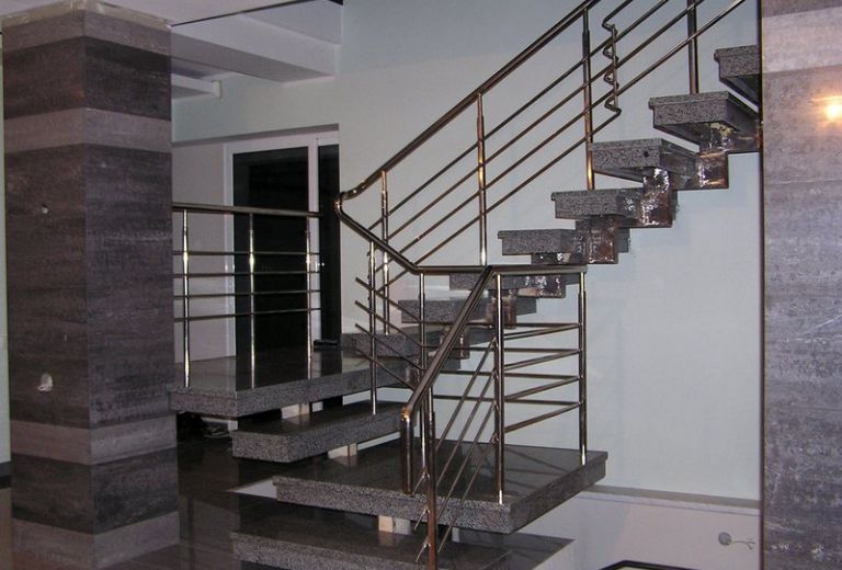 Перила для сходів, вибір матеріалу