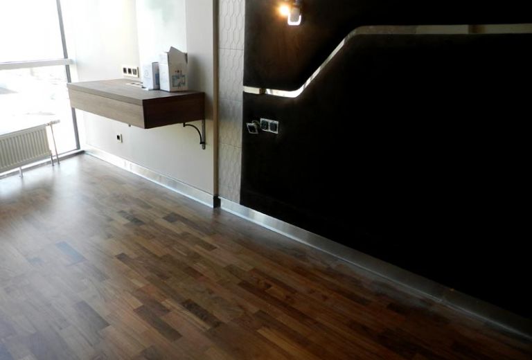 Плинтус из нержавеющей стали в интерьере