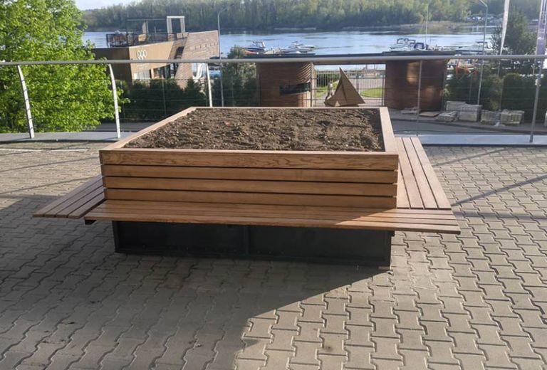 Вуличні клумби з лавкою для житлового комплексу