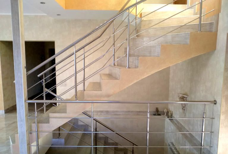 Поручні з нержавіючої сталі на поворотних сходах