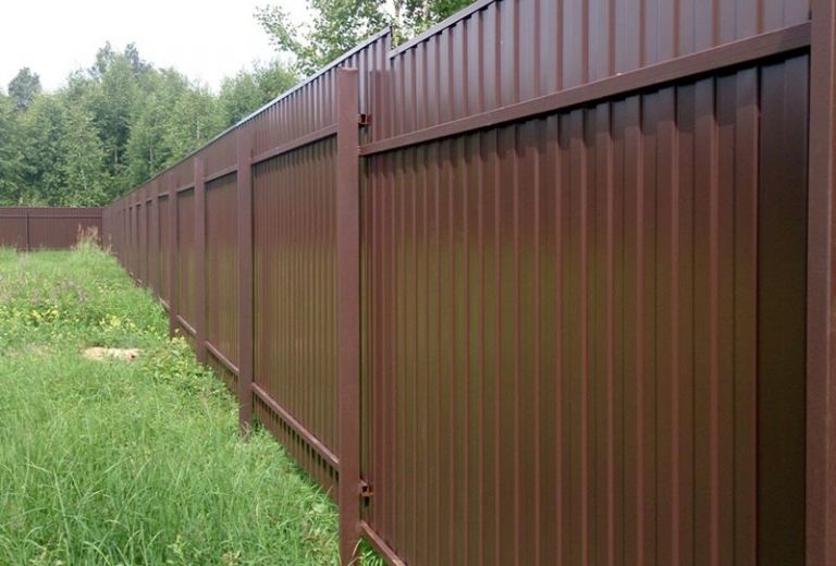 Что такое забор из профнастила