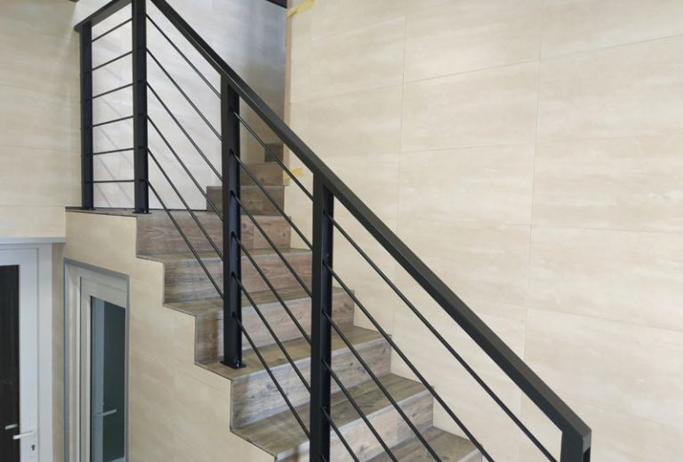 Красиві перила з металу для будинку