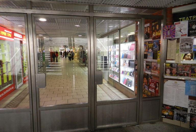 Маятниковые двери из нержавейки