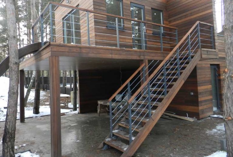 Уличная лестница на второй этаж