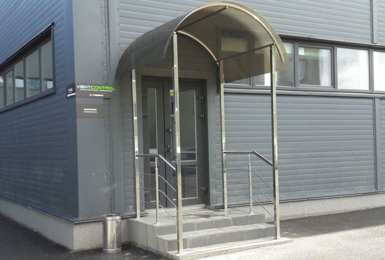 Вибираємо козирок над входом з нержавіючої сталі