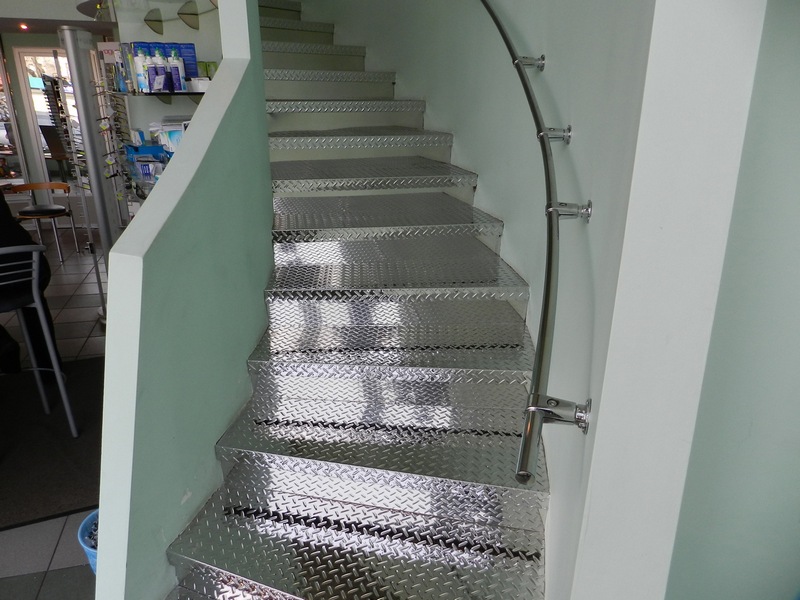 Лестница со ступенями из нержавейки