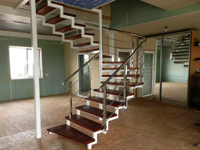 Лестница из металла с деревянными ступенями