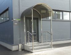 Фото козырька над крыльцом