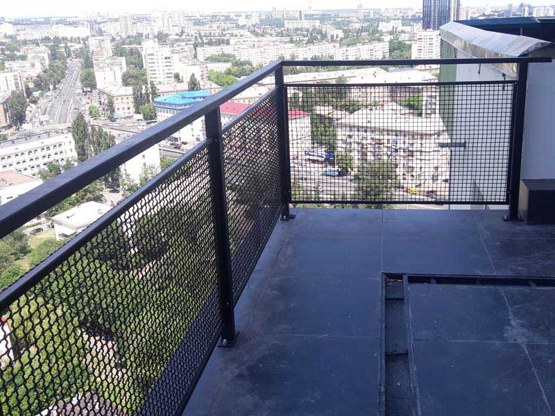Огородження балкона з сіткою надійно захищає від падіння людей та предметів